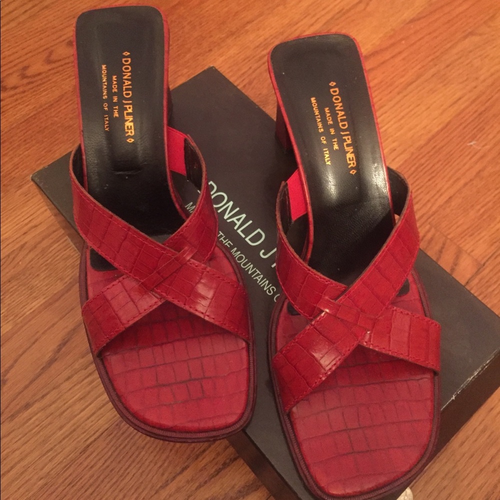 EUC DONALD J PLINER RED LEATHER